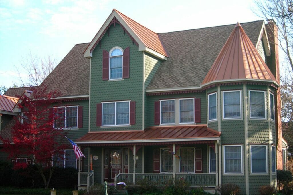 What Color Siding Goes With a Copper Roof? A Style Guide and Image Gallery 4
Copper roof with green siding